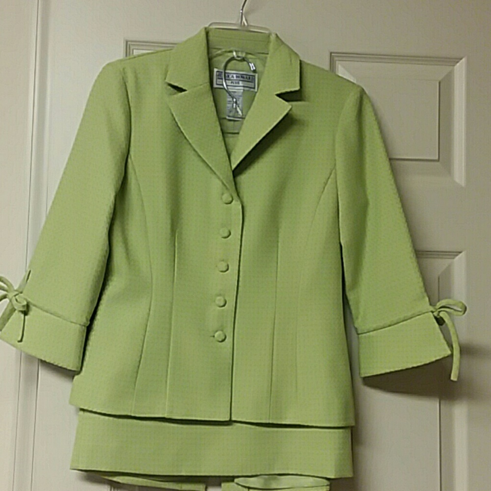 Lime Green Jessica Howard Petite Suit size 4